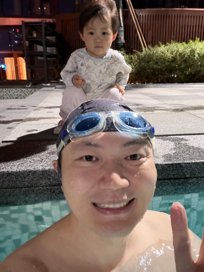 世界杯直播入口合集-女儿提桶持水枪守护游泳父亲|段子手|小桶_新浪体育_新浪新闻