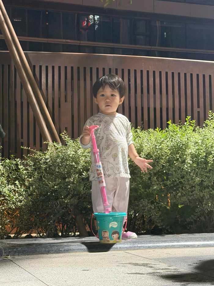 世界杯直播入口合集-女儿提桶持水枪守护游泳父亲|段子手|小桶_新浪体育_新浪新闻